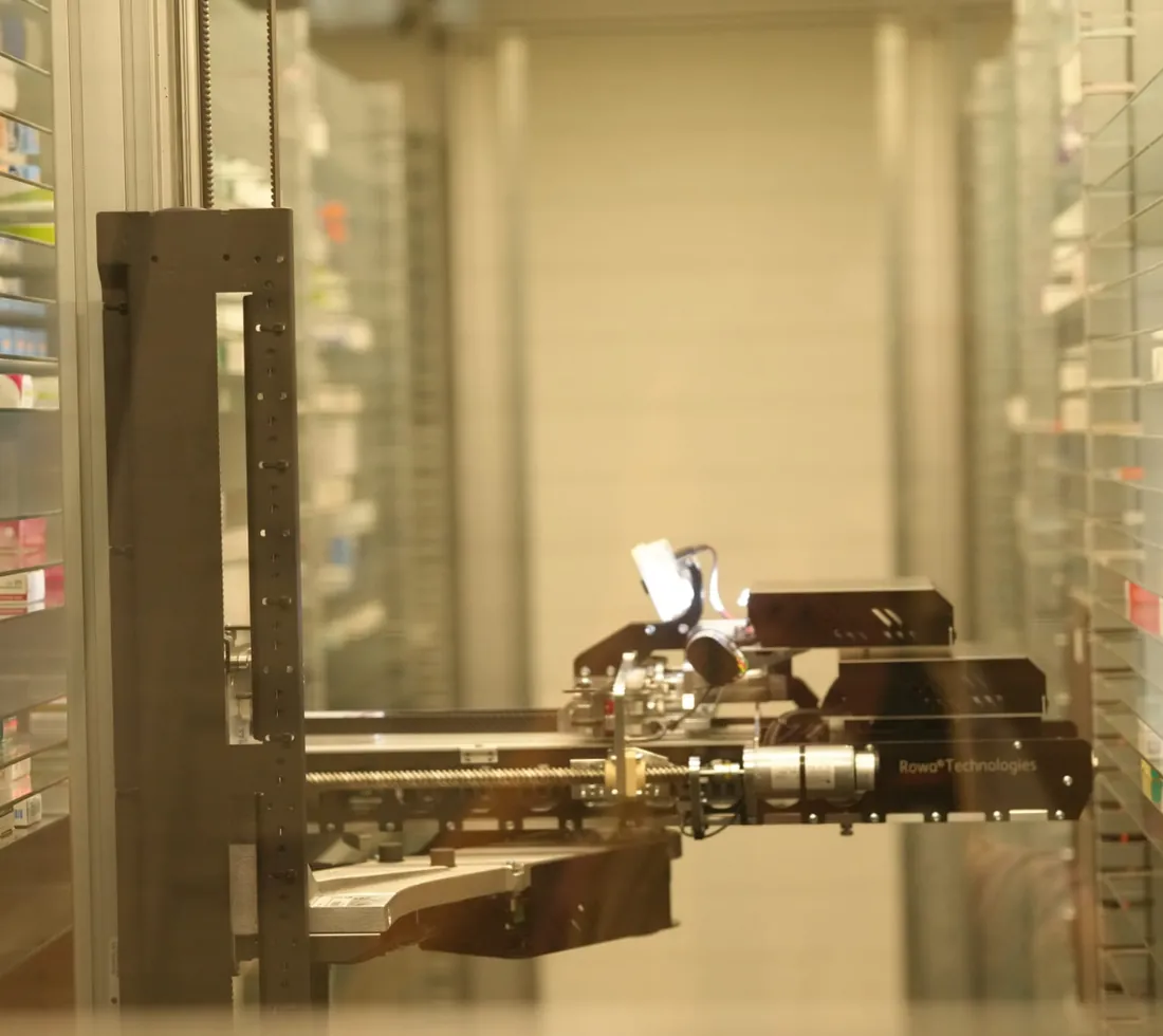 Kommissionierautomat im Arzneimittellager der Apotheke in Kirberg