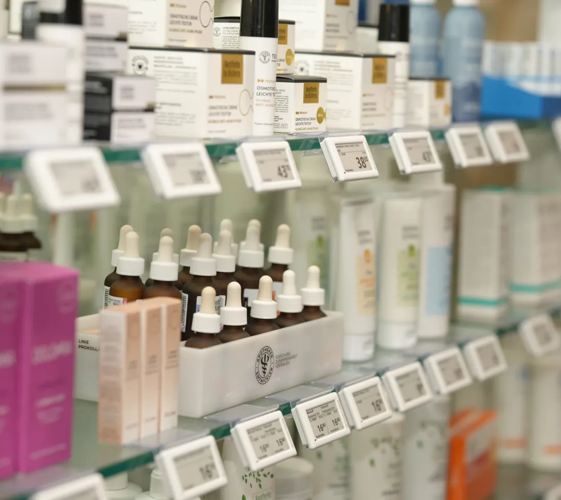 Pflegeprodukte der Eigenmarke Apotheke in Kirberg im Regal