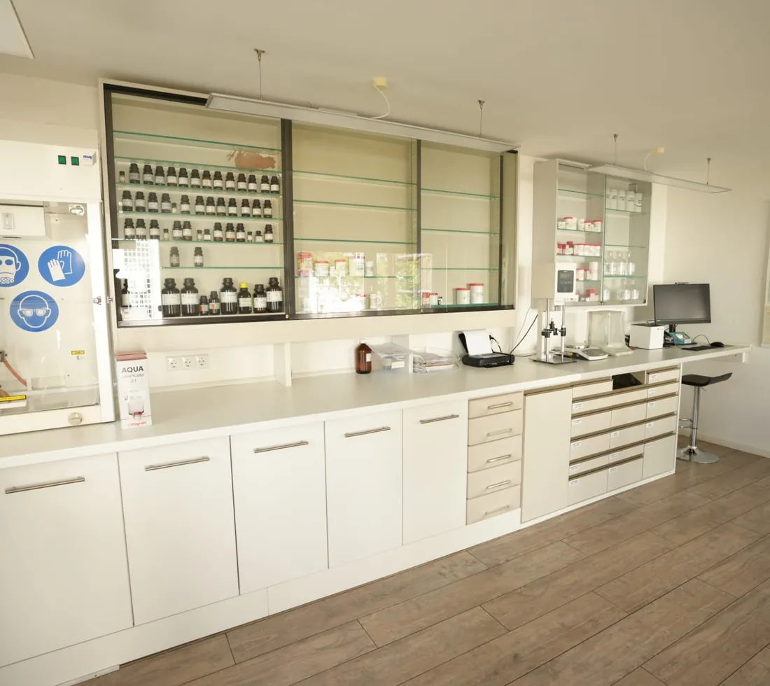 Rezeptur und Labor der Apotheke in Kirberg